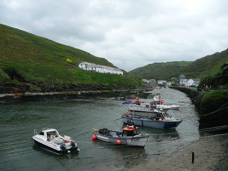 P1000904- Bostcastle.JPG - Bostcastle port minuscule caché au fond des falaises qui fut gravement inondé durant l'été 2004
